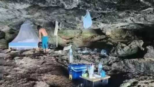 Homem tinha duas camas e tomava banho com balde