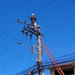 Vídeo: homem continua em cima de poste após mais de 21 horas de fuga da polícia; veja imagens