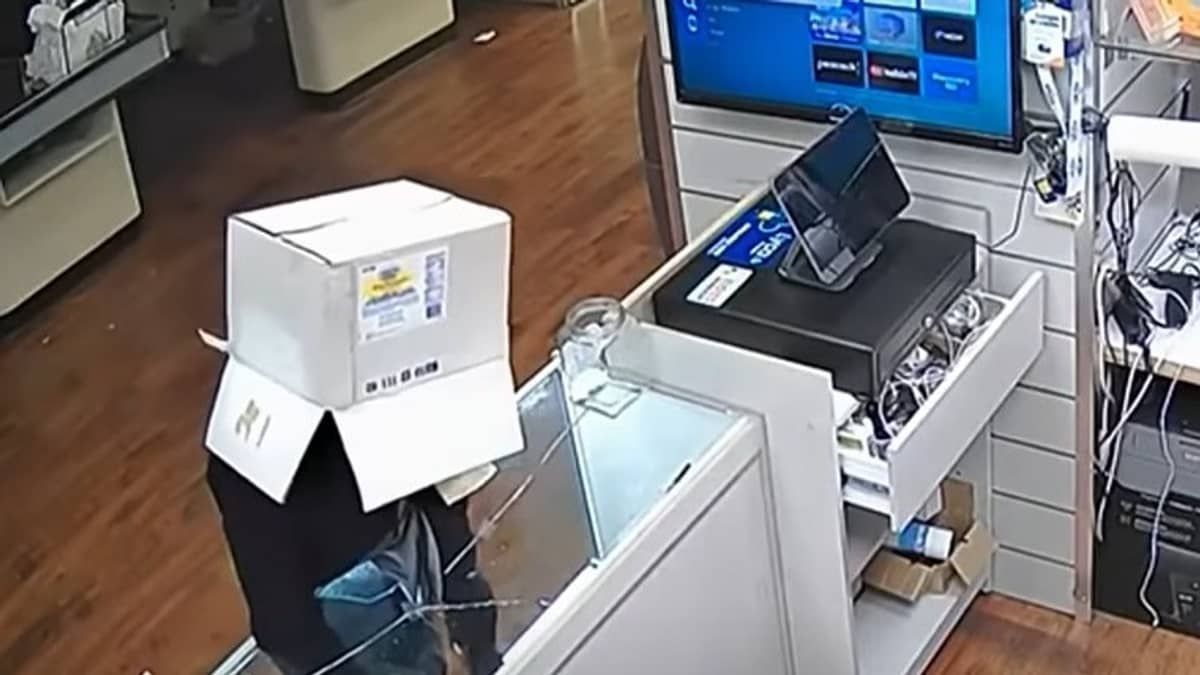 Vídeo: homem usa caixa de papelão para esconder rosto e furtar 19 iPhones