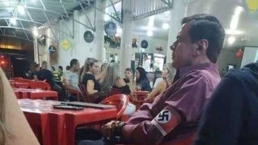 Homem usou uma faixa com suástica nazista no braço e foi a um bar em Unaí (MG)