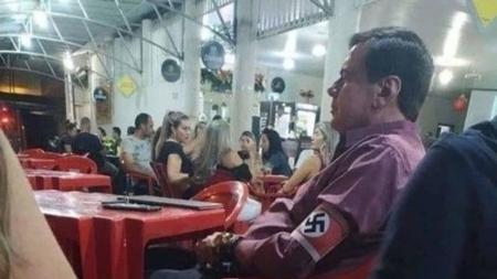 Homem usou uma faixa com suástica nazista no braço e foi a um bar em Unaí (MG)
