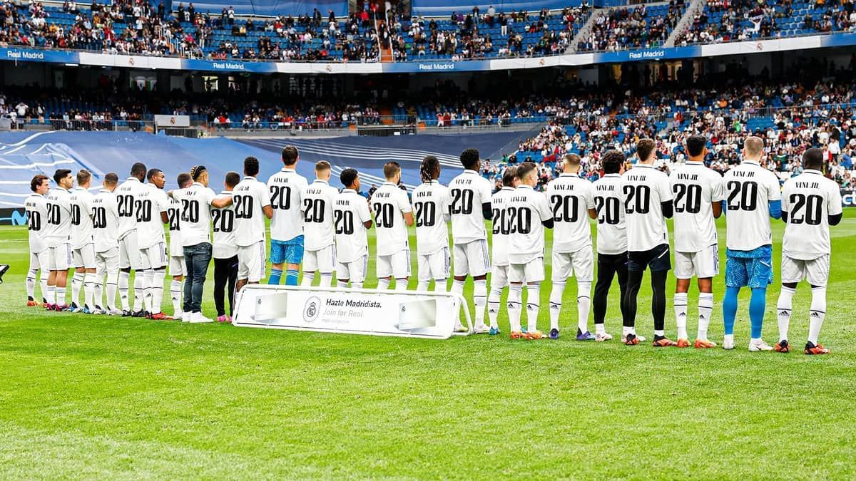 Jogadores do Real Madrid prestam homenagem a Vini Jr no Santiago Bernabéu 