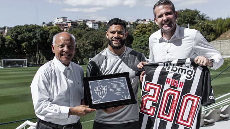 Ao lado de Reinaldo, Hulk é homenageado pelo Atlético por marca expressiva