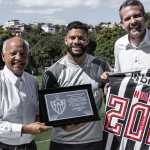 Ao lado de Reinaldo, Hulk é homenageado pelo Atlético por marca expressiva