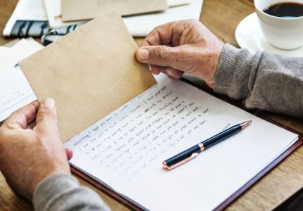 Homens acusados de homicídio usam carta psicografada de vítima e STJ decide sobre prova