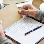 Homens acusados de homicídio usam carta psicografada de vítima e STJ decide sobre prova