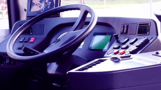 Homens armados renderam o motorista e passageiros