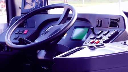Homens armados renderam o motorista e passageiros