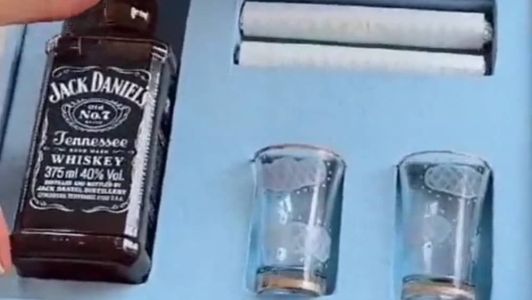 Homens foram presenteados com uísque e charutos e mulheres recebem aromatizador para casa