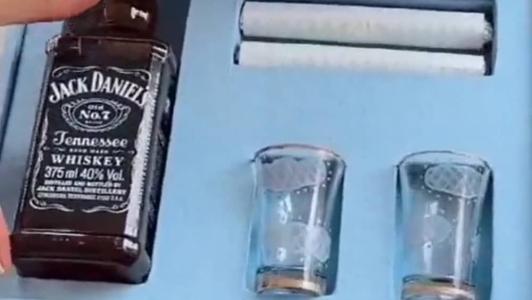 Homens foram presenteados com uísque e charutos e mulheres recebem aromatizador para casa