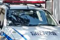 Vizinha conta que homem que agrediu mulher com pisadas na cabeça também ameaçou crianças