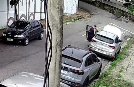 Vídeo: dupla leva segundos para furtar carro de pastor no Barreiro