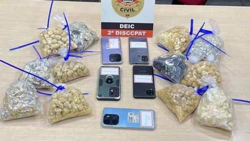 Homens levavam 454 cápsulas de cocaína no estômago