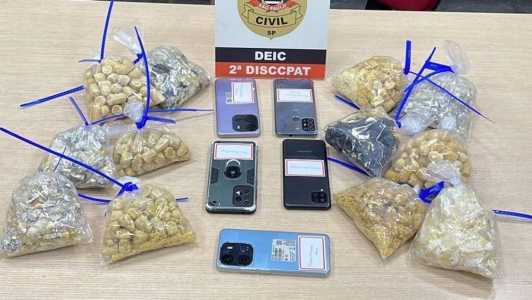 Homens levavam 454 cápsulas de cocaína no estômago
