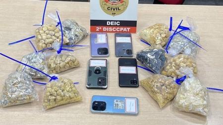 Homens levavam 454 cápsulas de cocaína no estômago