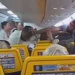 Vídeo: passageiros entram em luta corporal por causa de lugar na janela em voo internacional