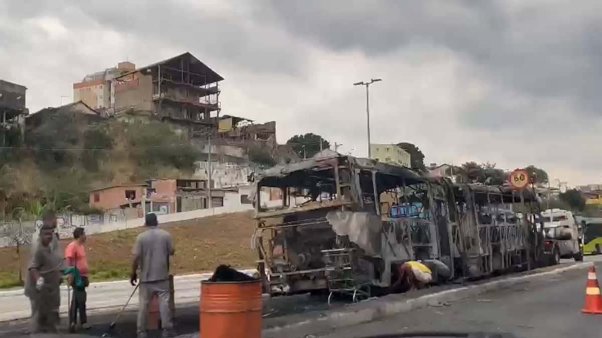 Vídeo: ônibus incendiado complica trânsito na avenida Antônio Carlos