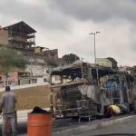 Vídeo: ônibus incendiado complica trânsito na avenida Antônio Carlos