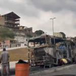 Vídeo: ônibus incendiado complica trânsito na avenida Antônio Carlos