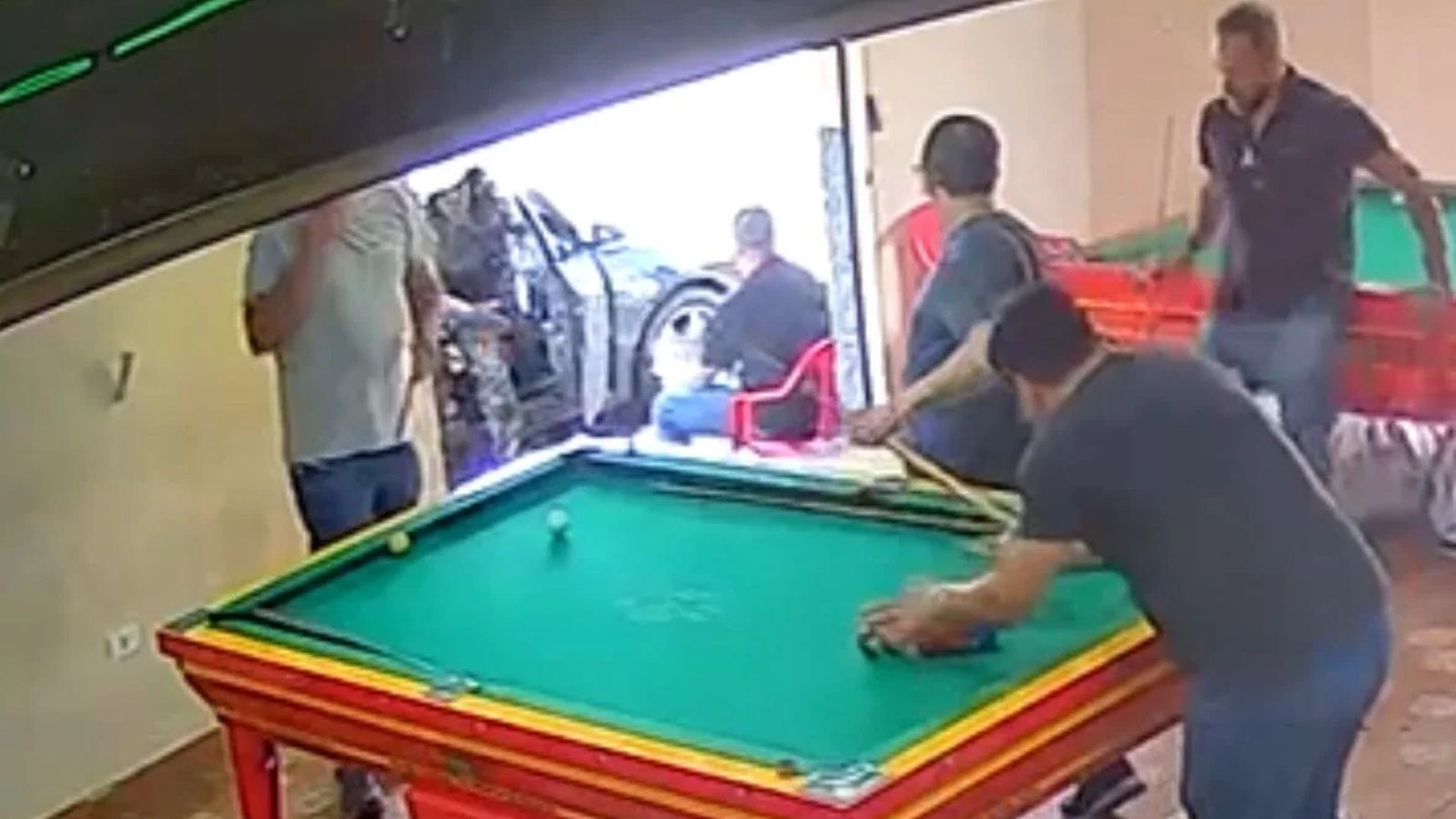 Irmãos são mortos com 65 tiros enquanto jogavam sinuca em bar em MG