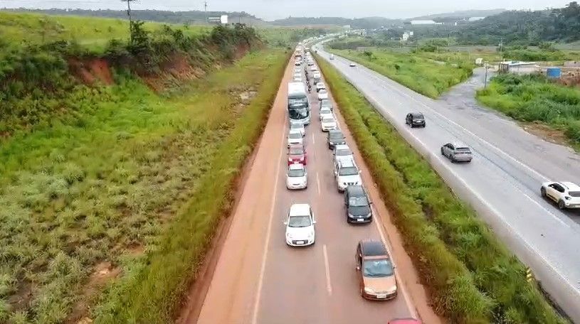 Após homem ser morto tiros, motoristas enfrentam congestionamento quilométrico na BR-040, na Grande BH