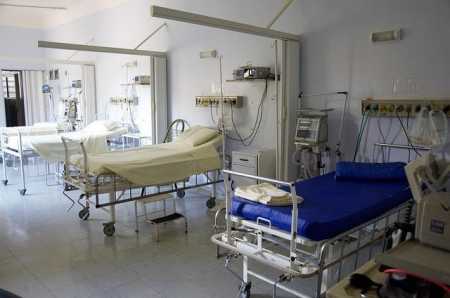 No alto da serra, n fria e bucólica cidade de Barbacena, em Minas Gerais, pessoas com transtornos mentais passeiam diariamente nos quintais dos prédios onde funcionava o maior hospício do Brasil, o Colônia.