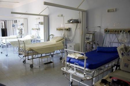 No alto da serra, n fria e bucólica cidade de Barbacena, em Minas Gerais, pessoas com transtornos mentais passeiam diariamente nos quintais dos prédios onde funcionava o maior hospício do Brasil, o Colônia.