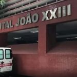 Homem desce do ônibus e cai em córrego de 2 metros na Grande BH