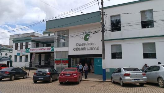 Foto mostra fachada de hospital em Manhuaçu (MG)
