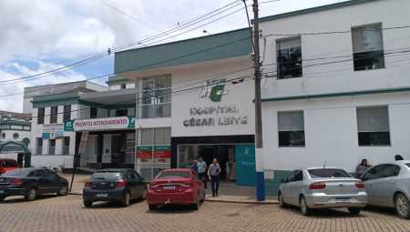 Foto mostra fachada de hospital em Manhuaçu (MG)