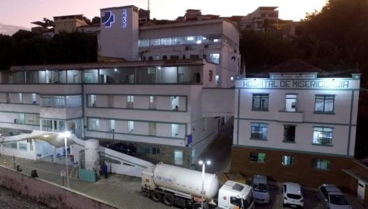 Foto mostra fachada do Hospital Misericórdia de Santos Dumont