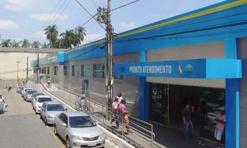 No alto da serra, n fria e bucólica cidade de Barbacena, em Minas Gerais, pessoas com transtornos mentais passeiam diariamente nos quintais dos prédios onde funcionava o maior hospício do Brasil, o Colônia.