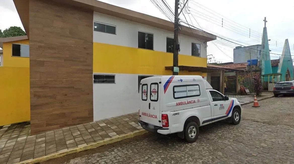 Paciente morre ao cair de maca em frente ao hospital onde seria atendido