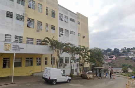 No alto da serra, n fria e bucólica cidade de Barbacena, em Minas Gerais, pessoas com transtornos mentais passeiam diariamente nos quintais dos prédios onde funcionava o maior hospício do Brasil, o Colônia.