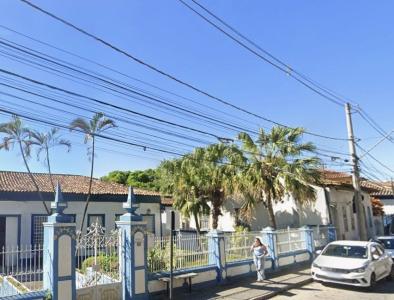 No alto da serra, n fria e bucólica cidade de Barbacena, em Minas Gerais, pessoas com transtornos mentais passeiam diariamente nos quintais dos prédios onde funcionava o maior hospício do Brasil, o Colônia.