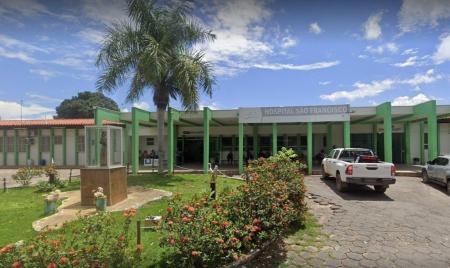 No alto da serra, n fria e bucólica cidade de Barbacena, em Minas Gerais, pessoas com transtornos mentais passeiam diariamente nos quintais dos prédios onde funcionava o maior hospício do Brasil, o Colônia.