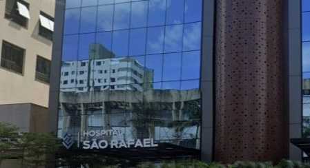 No alto da serra, n fria e bucólica cidade de Barbacena, em Minas Gerais, pessoas com transtornos mentais passeiam diariamente nos quintais dos prédios onde funcionava o maior hospício do Brasil, o Colônia.