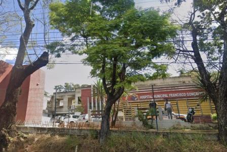 No alto da serra, n fria e bucólica cidade de Barbacena, em Minas Gerais, pessoas com transtornos mentais passeiam diariamente nos quintais dos prédios onde funcionava o maior hospício do Brasil, o Colônia.