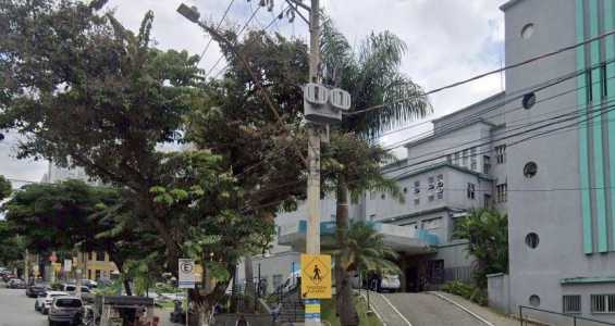 No alto da serra, n fria e bucólica cidade de Barbacena, em Minas Gerais, pessoas com transtornos mentais passeiam diariamente nos quintais dos prédios onde funcionava o maior hospício do Brasil, o Colônia.