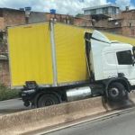 Carreta sobe em mureta de proteção e complica trânsito no Anel Rodoviário