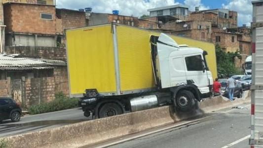 Houve vazamento de óleo na via após a colisão