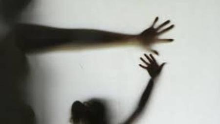 A mãe e o pai das crianças abusadas responderão por estupro de vulnerável