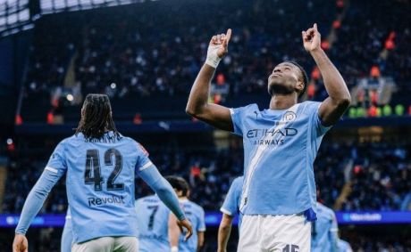 Marc Guéhi comemora gol em Manchester City 2 x 0 Salford, pela Copa da Inglaterra 2025/2026