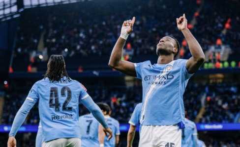 Marc Guéhi comemora gol em Manchester City 2 x 0 Salford, pela Copa da Inglaterra 2025/2026