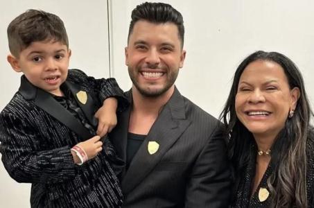 Léo com o pai e a avó