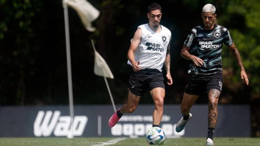 Hugo,, de colete branco, tem novo contrato com o Botafogo até 2026