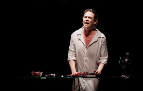 atriz em cena com mesa