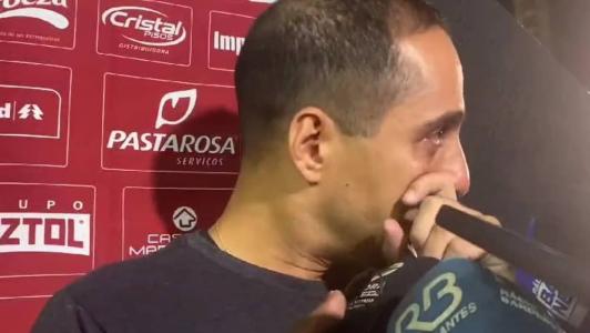Hugo Jorge Bravo chorou ao ver Vila Nova-GO perder acesso no último jogo