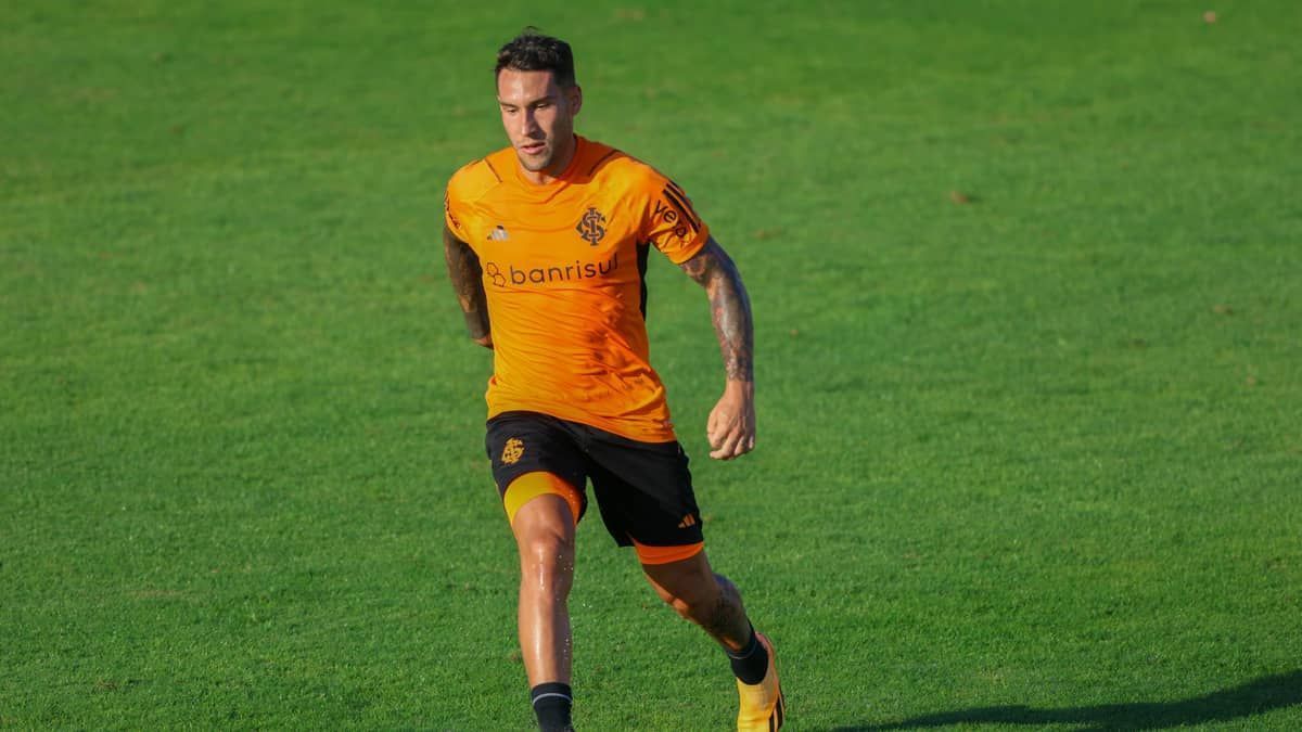 Lateral Hugo Mallo é regularizado no BID pelo Inter 