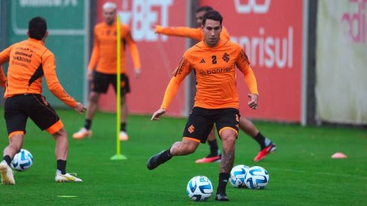 Hugo Mallo deve ser titular diante do Flu